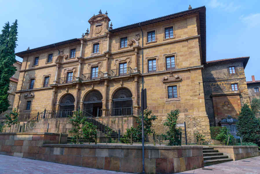 Oviedo 052 - real monasterio de Don Pelayo.jpg